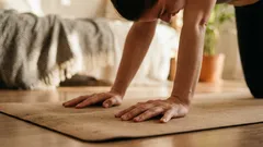 Vijf zachte oefeningen voor de onderrug die pijn verlichten in slechts 5 minuten per dag