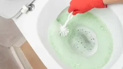 Toilet schoonmaken met azijn en zuiveringszout: in 15 minuten fris en wit